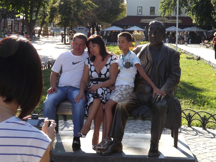Семья фотографируется с памятником Утесову